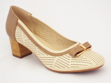 Pantofi dama bej cu toc de 4 cm, perforati.