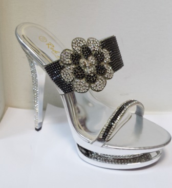 Saboti dama argintii,cu toc de inaltime medie,strasuri argintii si negre, eleganti si deosebit de comozi biashoes.ro imagine reduceri