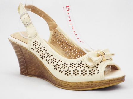 Sandale dama bej, material perforat, cu talpa ortopedica si accesoriu metalic auriu