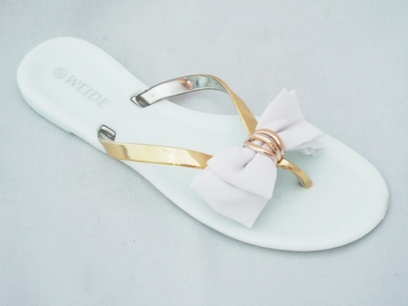 Papuci dama albi cu barete aurii si accesoriu tip funda